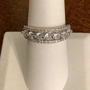 🦋NWOT Silver tone wedding band with 7 CZ’s centered size 8